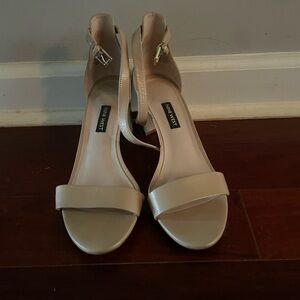 Size 8.5 Tan Nine West heels good condition